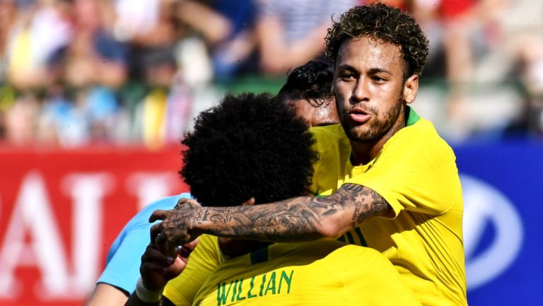 Neymar festeja gol contra Austria en Viena