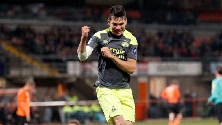 Lozano festeja un gol con el PSV