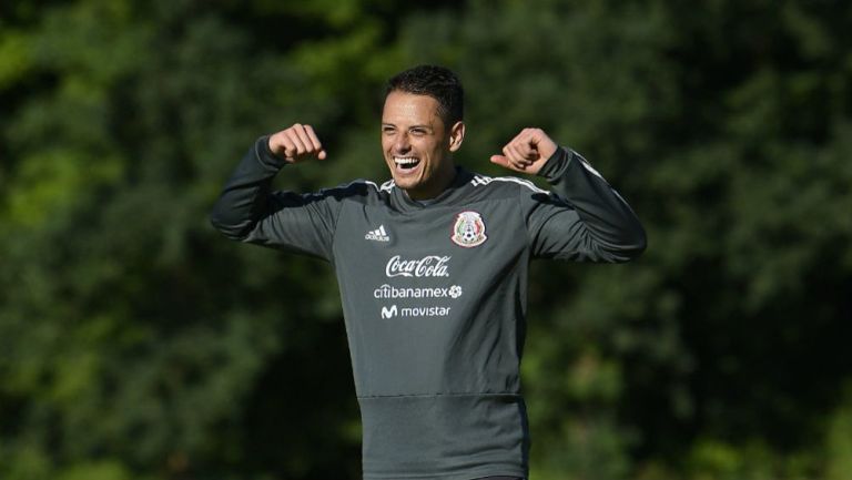 Javier Hernández, muy feliz en una práctica del Tri