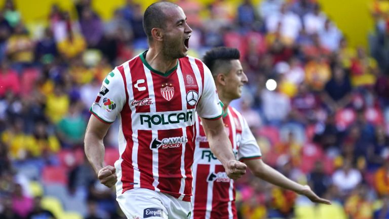 Carlos González festeja gol en su paso por Necaxa  