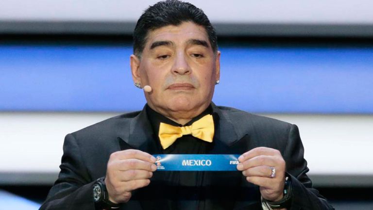 Maradona muestra el nombre de México en el sorteo de Rusia 2018