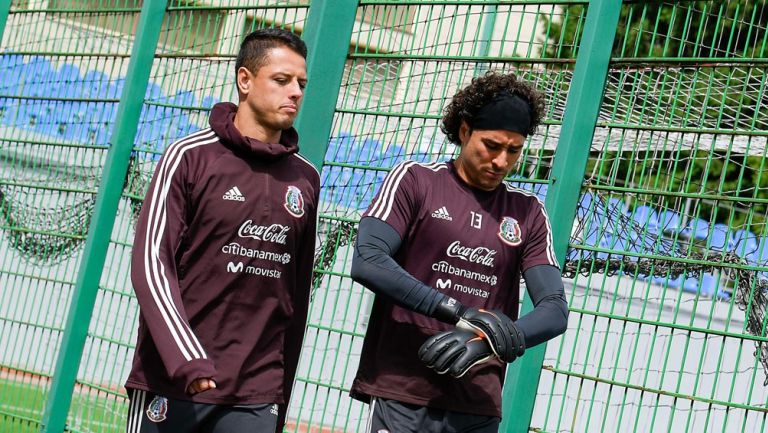 Chicharito y Ochoa, antes de un entrenamiento con la Selección
