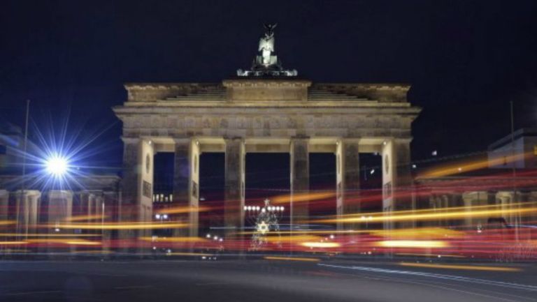 Las luces de los coches iluminan la Puerta de Brandeburgo