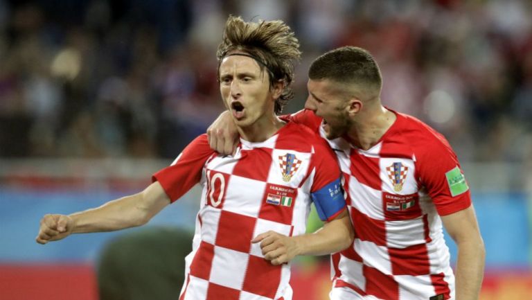 Luka Modric celebra con  Ante Rebic su gol contra Nigeria 