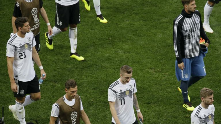 Jugadores de Alemania salen deconsolados tras derrota contra México 