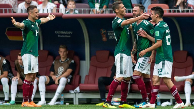 Los seleccionados mexicanos, celebrando el gol de Lozano
