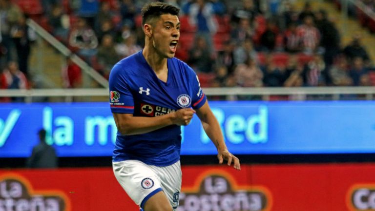 Felipe Mora festeja gol en su paso por Cruz Azul