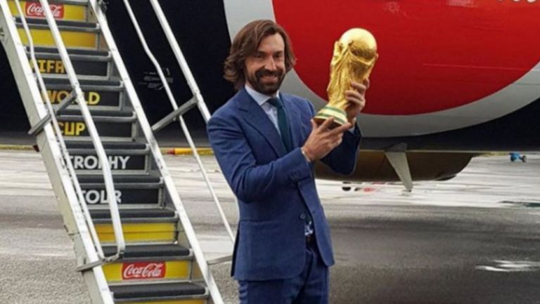 Andrea Pirlo sostiene la Copa del Mundo 