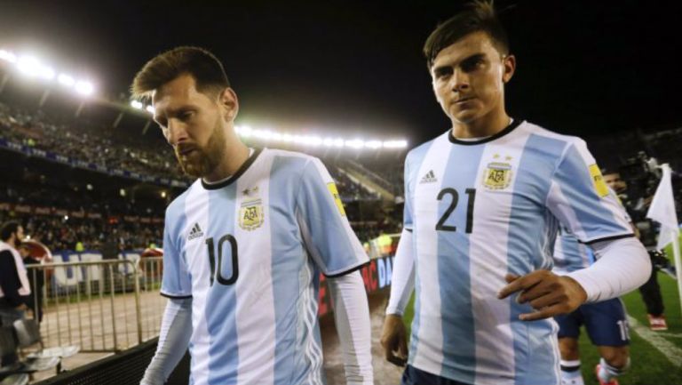 Lionel Messi y Paulo Dybala durante un partido con Argentina