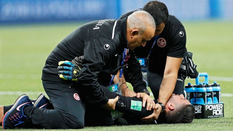 Los médicos de Túnez, atendiendo a Mouez Hassen tras sufrir una lesión contra Inglaterra