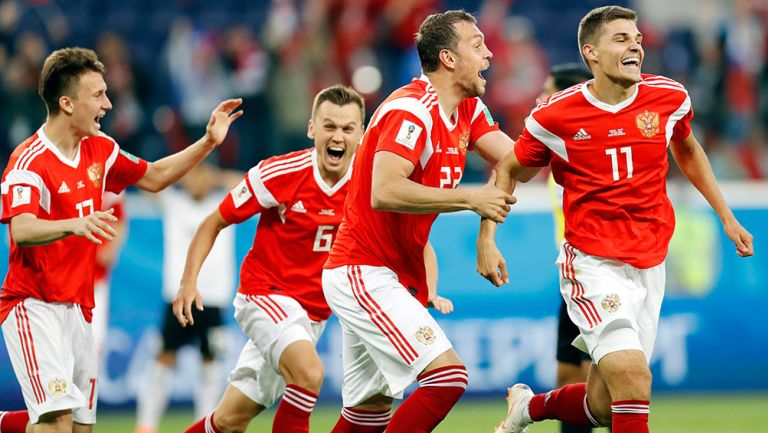 Futbolistas de Rusia celebran un gol contra Egipto