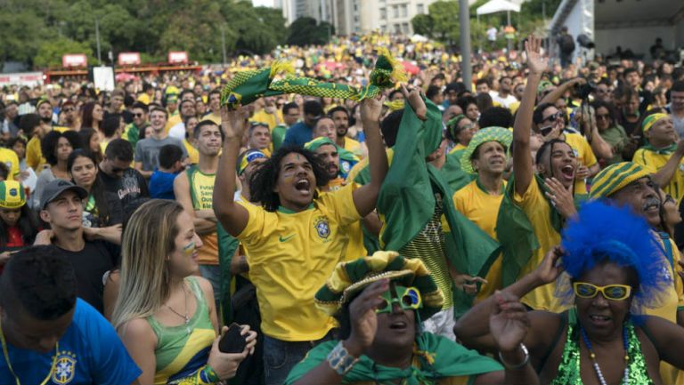 Aficionados de Brasil festejan anotación en el Mundial de Rusia 2018 