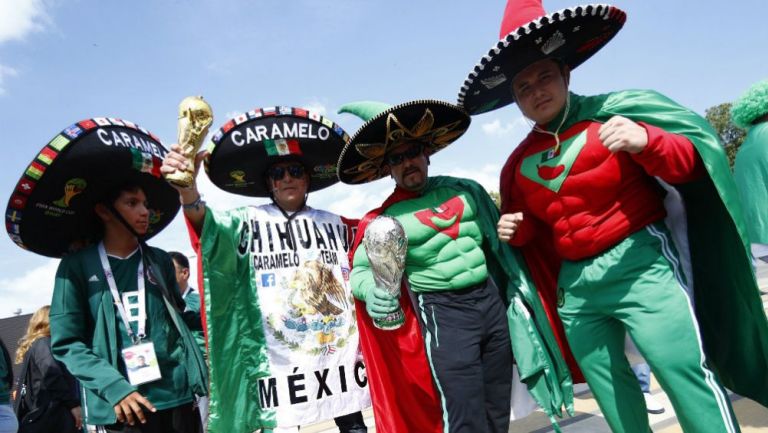 Aficionados de México en una plaza de Moscú