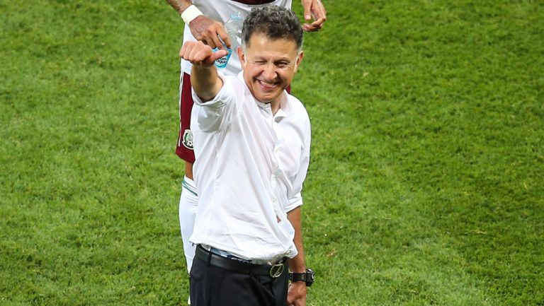 Osorio saluda a la afición tras el triunfo de Corea 