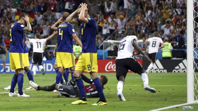Jugadores de Suecia se lamentan tras derrota con Alemania 