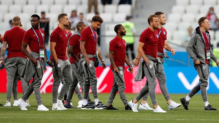 Jugadores de Inglaterra salen a la Arena de Volgogrado a calentar