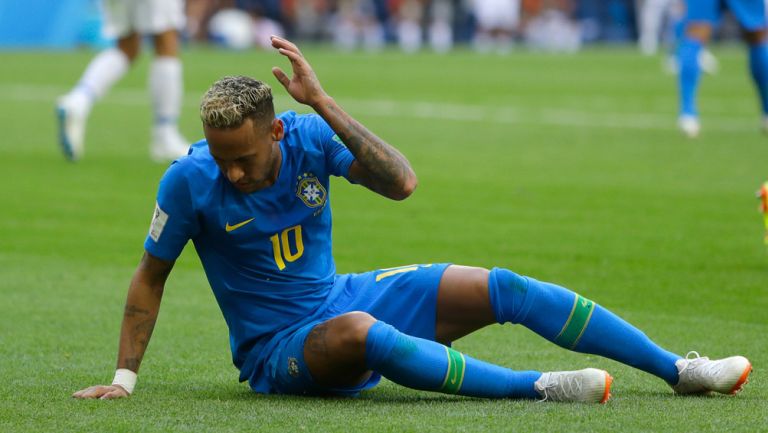 Neymar reclama una falta al árbitro en el Mundial 