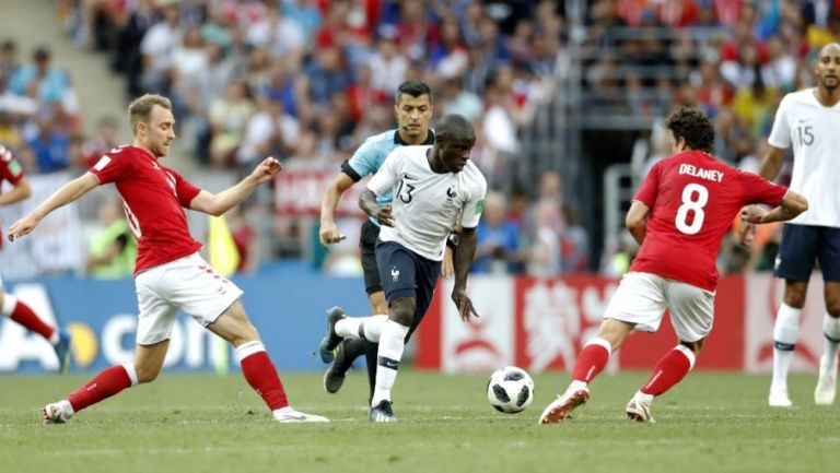 N'Golo Kanté intenta escaparse con el balón en juego vs Dinamarca