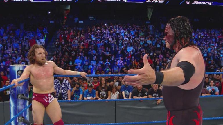Kane le quiere dar un abrazo a Daniel Bryan