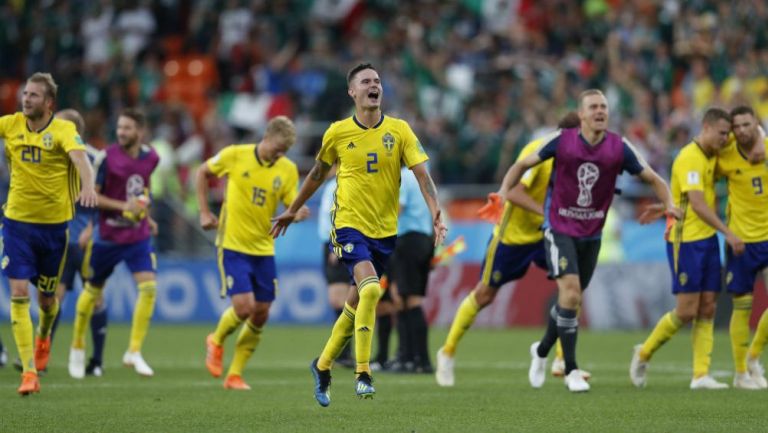 Jugadores de Suecia festejan tras derrotar a México