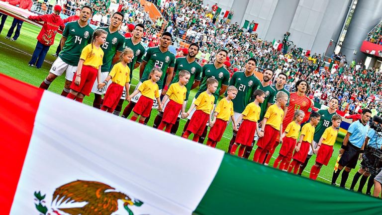 Jugadores de la Selección Mexicana, durante el himno nacional