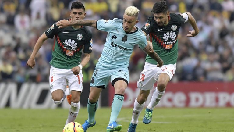 Oribe Peralta y Brian Lozano disputan balón en la Liga MX