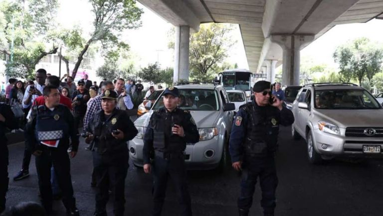 Policías, durante la manifestación en Periférico Sur