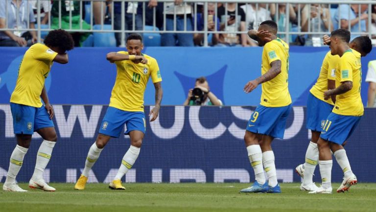Neymar feteja con sus compañeros su gol contra México en Rusia 2018