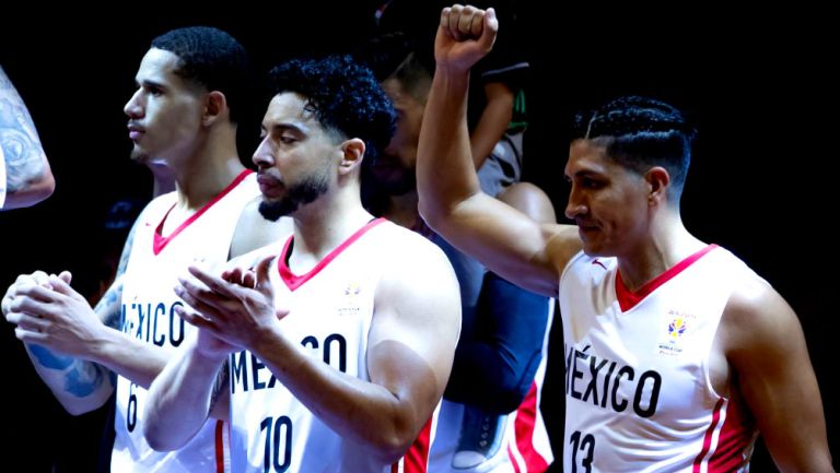 México celebra triunfo contra EU en el Gimanasio Olímpico Juan de la Barrera