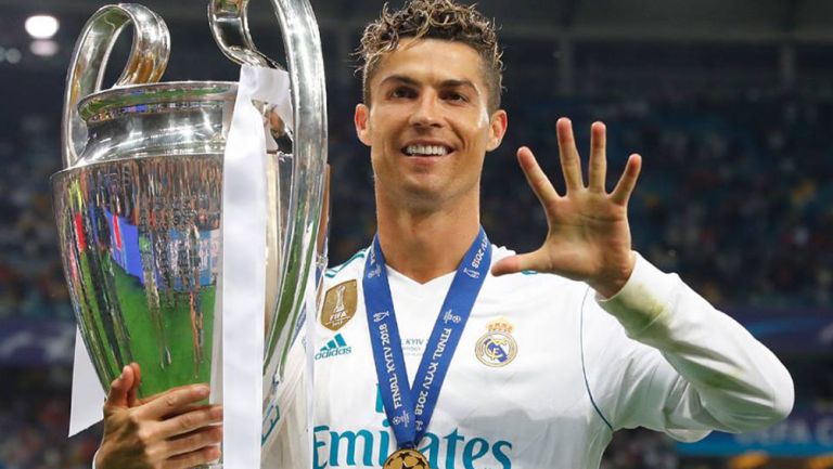 Cristiano Ronaldo celebra su quinto trofeo de Champions 