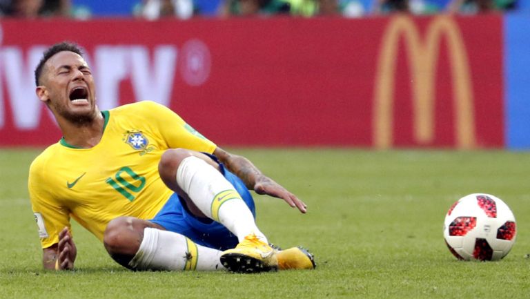 Neymar se lamenta tras sufrir una falta contra México