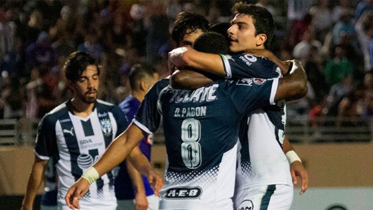 Los jugadores de Monterrey festejan la anotación ante La Máquina