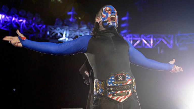 Jeff Hardy muestra el Campeonato de Estados Unidos en Smackdown Live 