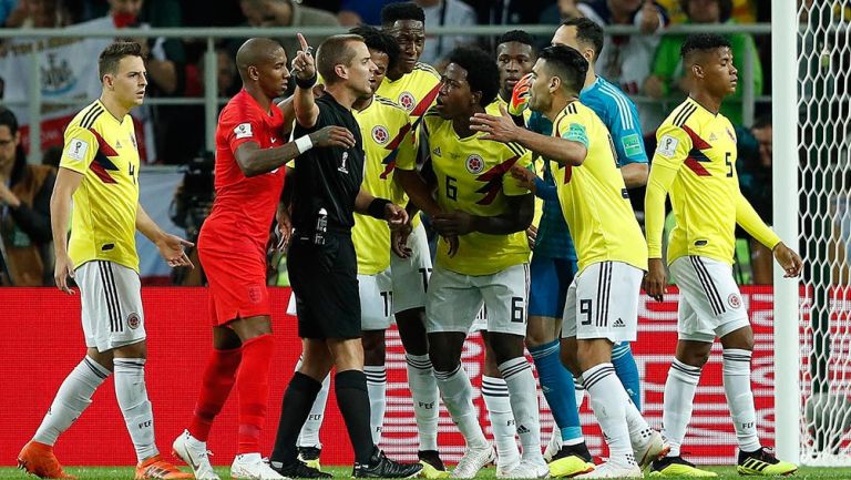 Jugadores colombianos reclaman al árbitro