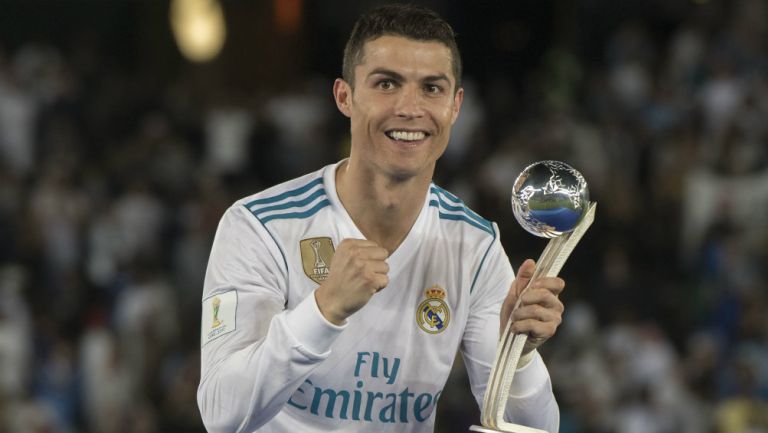 Cristiano Ronaldo recibe trofeo en el Mundial de Clubes de 2017 