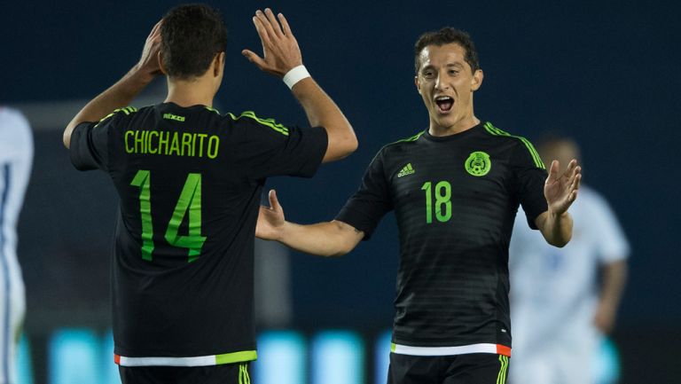 Chicharito y Guardado celebran un gol en un partido
