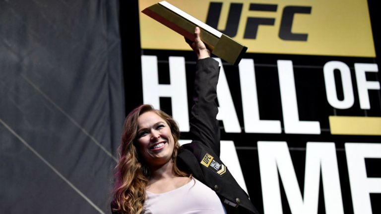Ronda Rousey levanta reconocimiento, luego de formar parte del Salón de la Fama de UFC