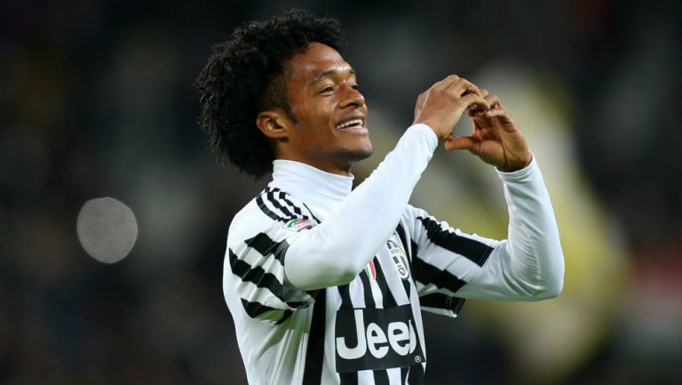 Cuadrado hace un corazón con las manos para celebrar una anotación con la Juventus 