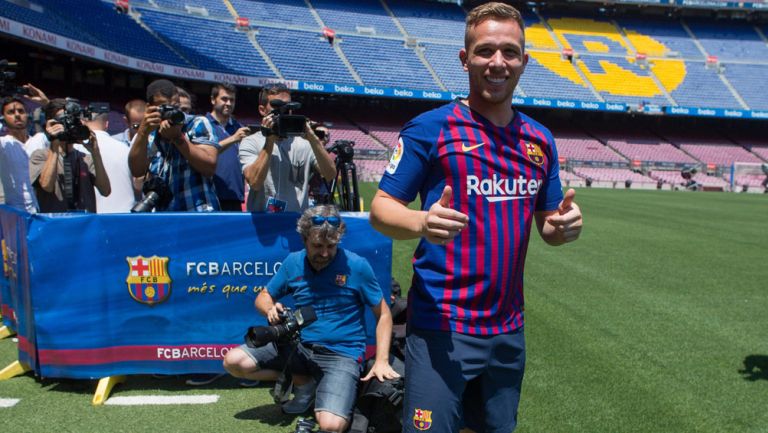 Melo posa en Camp Nou con la camiseta blaugrana 
