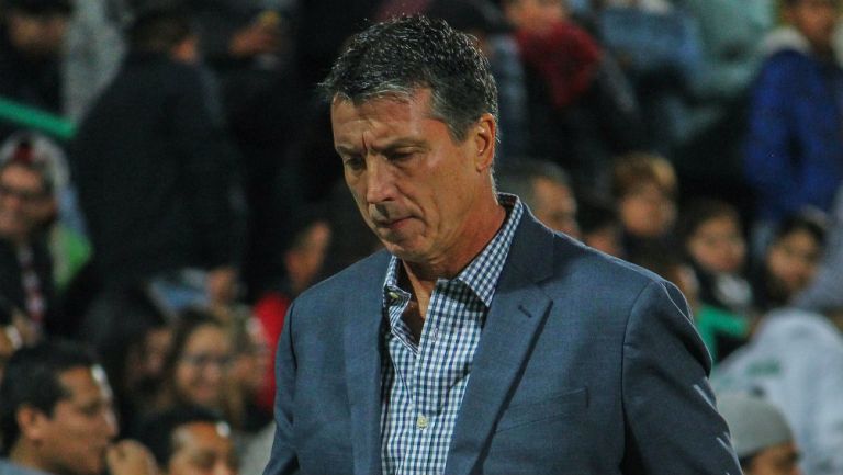 Siboldi sale triste después de haber perdido encuentro en la Liga MX