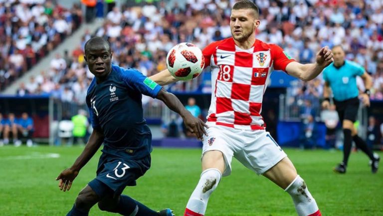 Pelea por el balón en el Francia vs Croacia