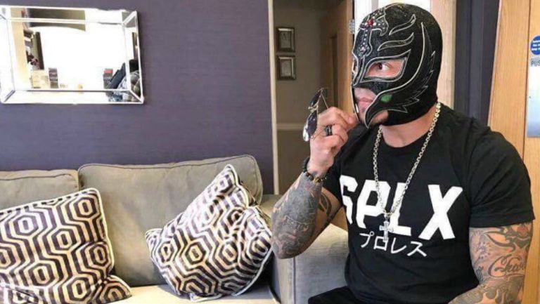 Rey Mysterio se muestra pensativo tras su regreso a WWE