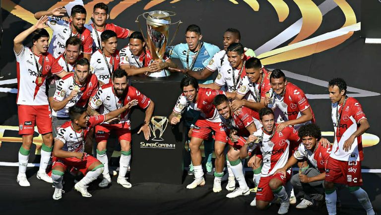 Necaxa celebra la obtención de la Supercopa MX frente a Monterrey 