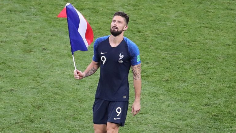 Olivier Giroud, con la bandera de Francia tras ganar el Mundial