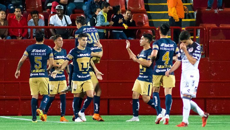 Jugadores de Pumas celebran un gol en pretemporada