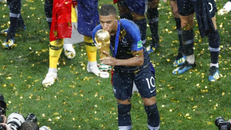 Mbappé besa la Copa del Mundo en premiación