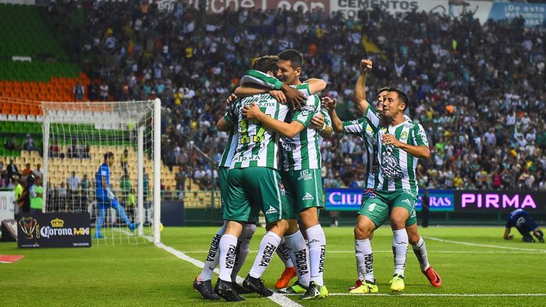 Jugadores de La Fiera celebran un gol en el Estadio León