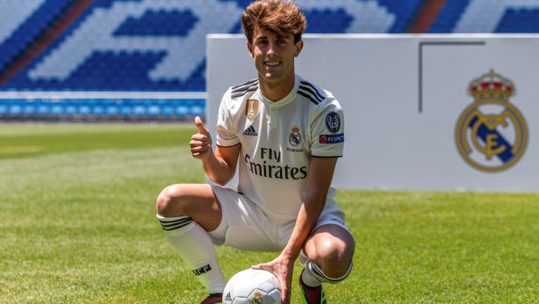 Odriozola posa para los medios con la playera del Real Madrid 