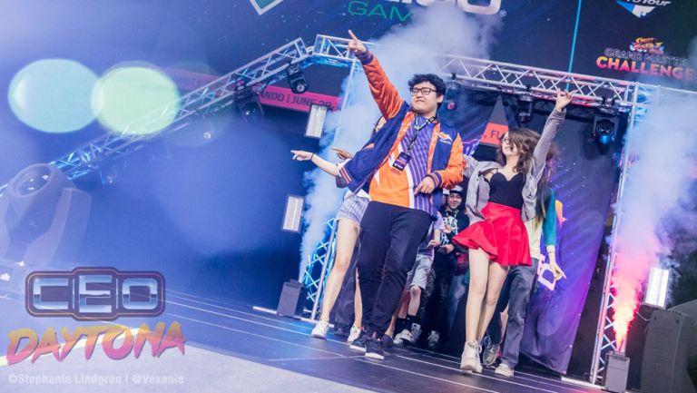 Al ritmo de K-Pop, MkLeo deslumbró con su entrada en las Finales de CEO 2018