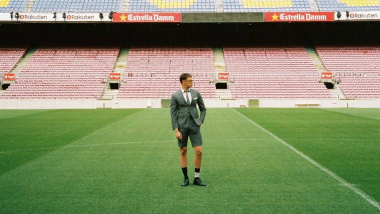 Modelo posa con el traje de la marca Thom Browne en el Camp Nou 
